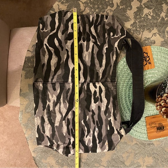 Black/gray camo print hobo style bag. Canvas material, snap closure. GUC - Picture 6 of 7